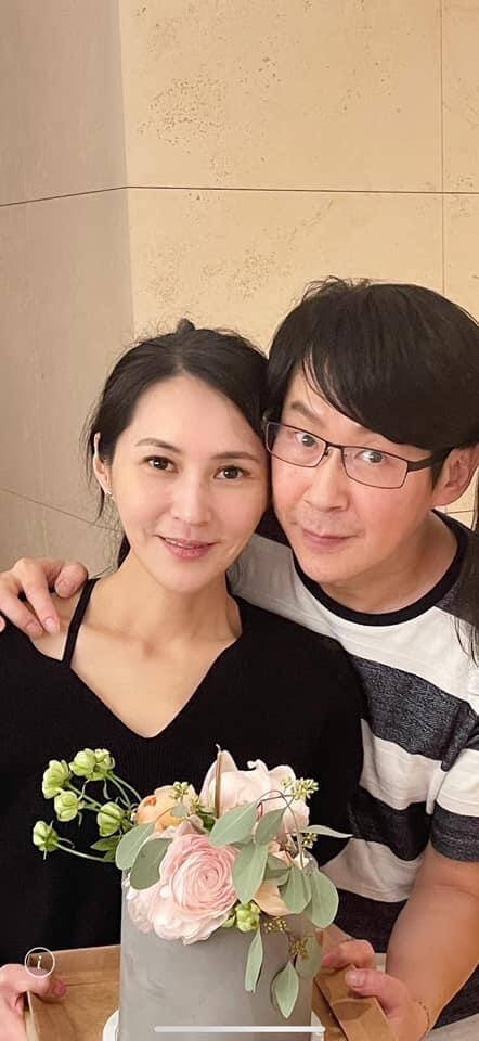 冠佑夫妻倆相當恩愛。（翻攝自臉書）