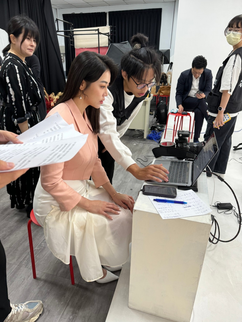 美女主播劉方慈接受崑山科大公廣系的邀請，協助學生參與北台南家扶中心「有你真好」正能量常用語公益LINE貼圖的拍攝。（劉方慈提供）