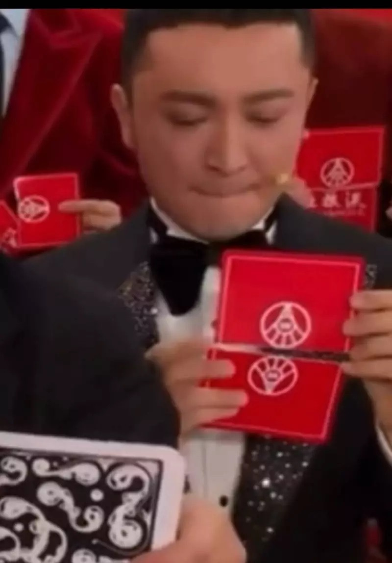 主持人尼格買提遲遲不敢將牌翻過來，臉上的表情十分尷尬。（翻攝自微博）