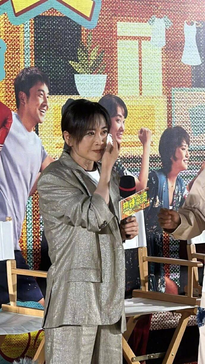 賈玲相隔8個月之後看見觀眾,忍不住激動落淚。(翻攝自微博)