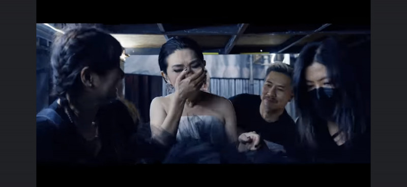 張清芳下了舞台，情緒激動淚崩。（翻攝臉書）
