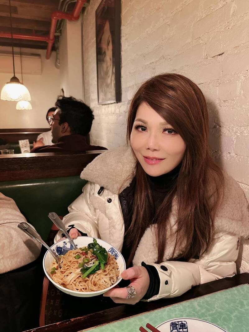 在紐約期間，她也品嘗好多美食。（翻攝自張雅琴臉書）