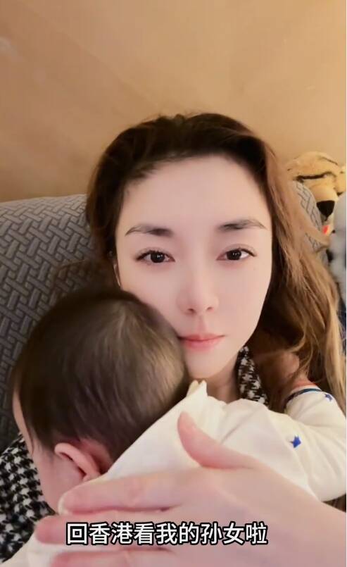戴蘊慧回香港看孫女。（翻攝自微博）