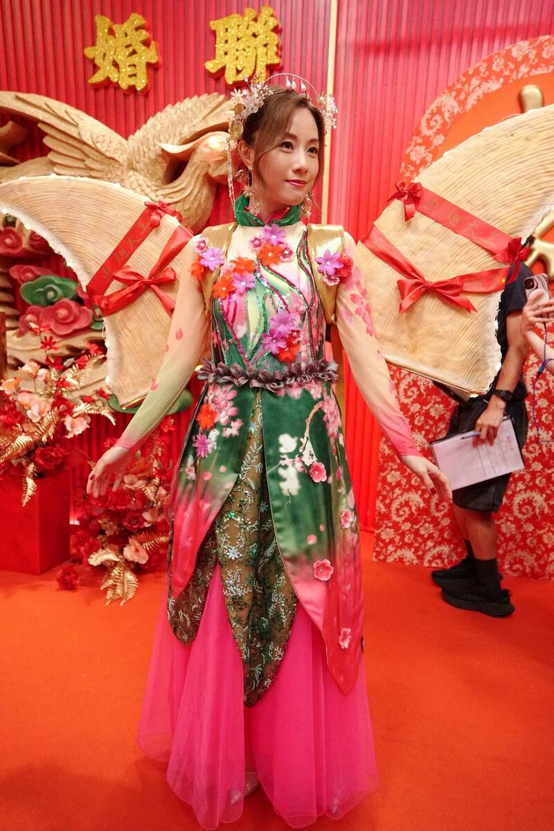 鄧麗欣穿上魚翅天使新娘裝。（華映提供）