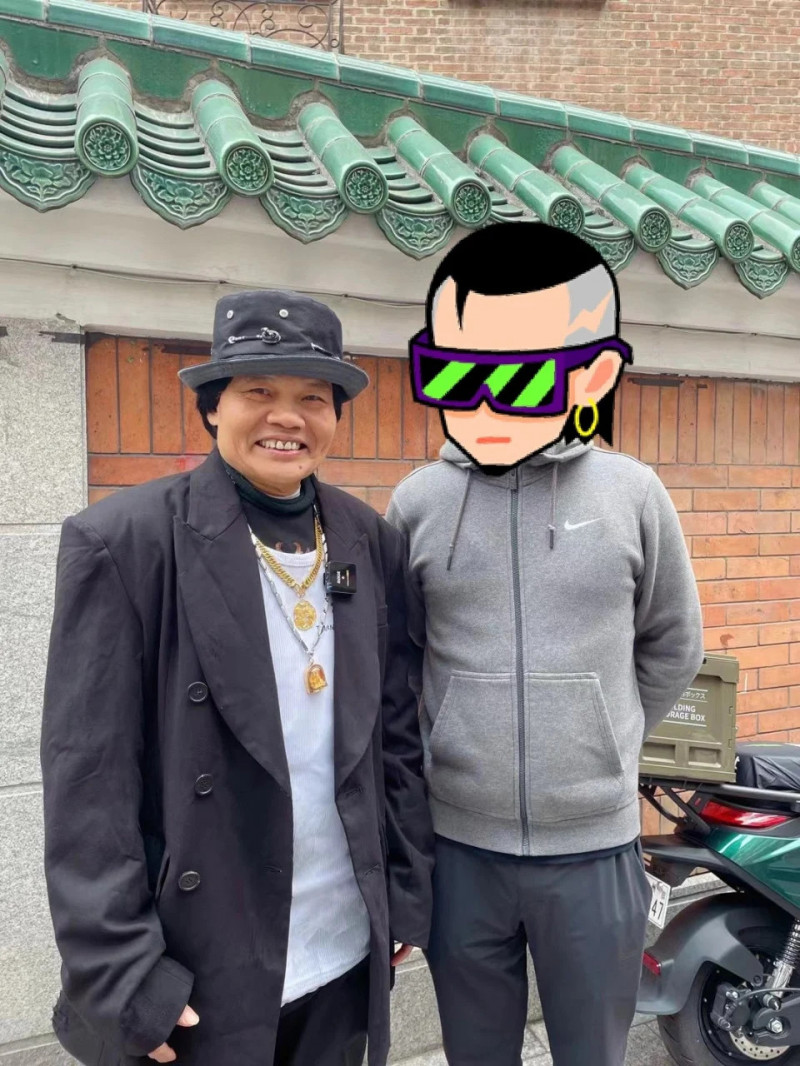 網友近日野生捕獲70歲的八両金（左）。（翻攝自微博）