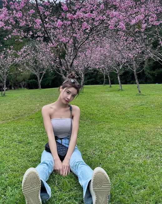 在不到20度的氣溫下，艾融僅穿著無袖平口小可愛，下身搭配淺色牛仔褲。（翻攝自IG）