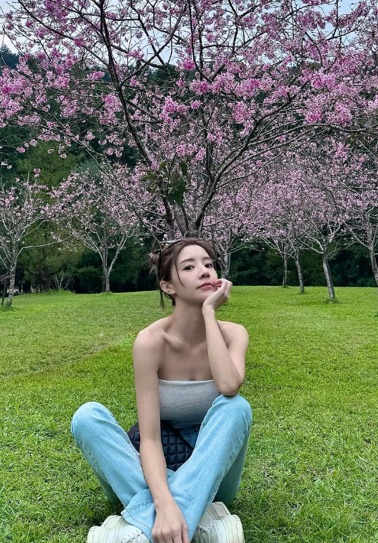 艾融外出賞櫻僅穿著無袖平口小可愛，性感程度爆表。（翻攝自IG）