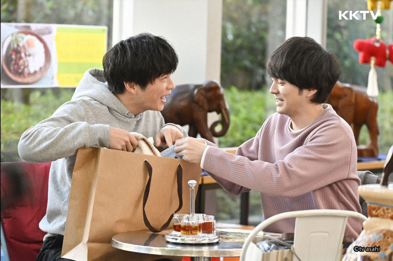 林遣都（右）在《大叔的愛－Returns－》送圍巾給春田。（KKTV提供）