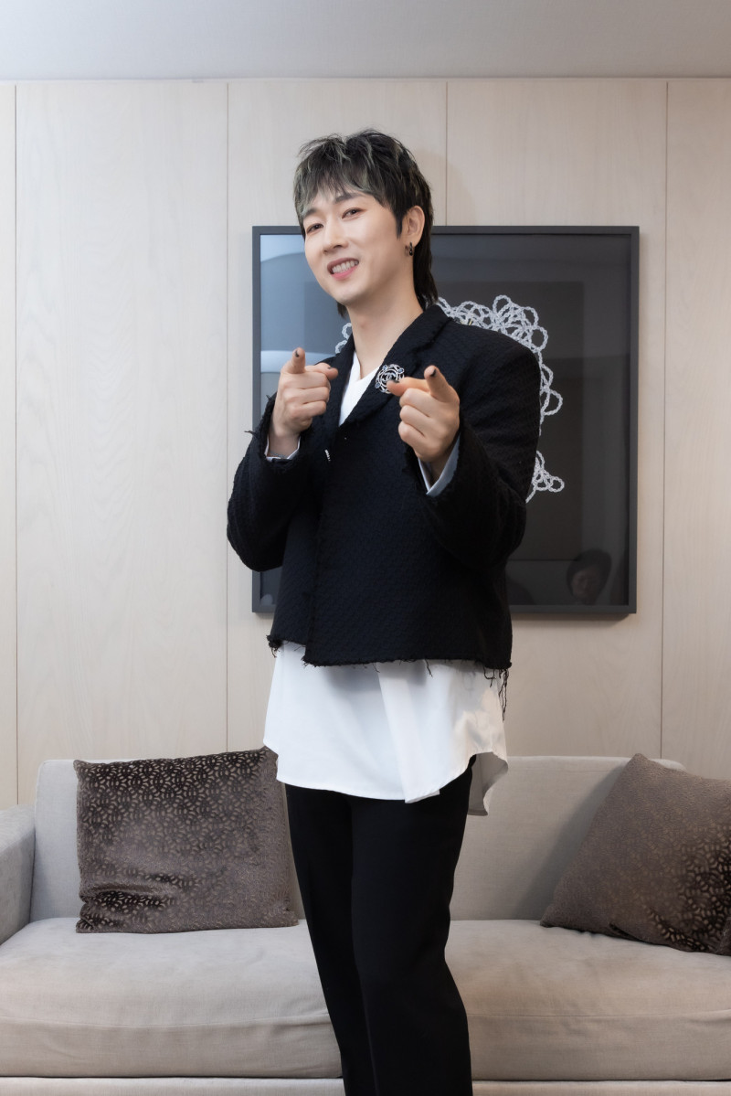 張佑赫多次賣關子，要記者去看他的YouTube頻道，讓記者笑翻。（ON INN ASIA提供）