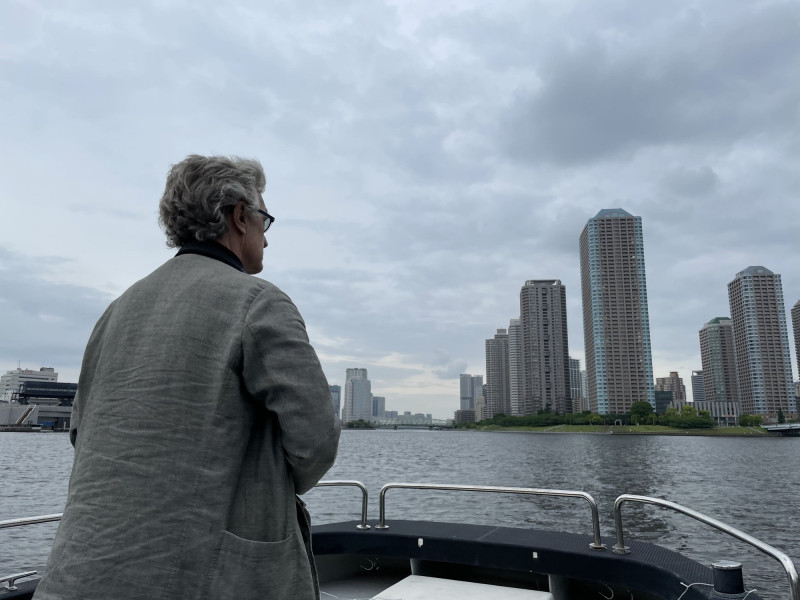 文溫德斯構思《我的完美日常》劇本時，親自赴日勘景。（甲上娛樂提供）