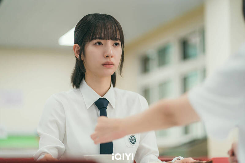 苞娜在《金字塔遊戲》飾演轉學生秀智，表示為了展現全新的面貌，付出了很多努力。（iQIYI國際站提供）