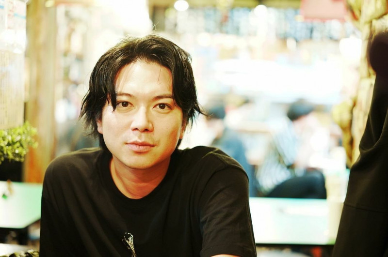 加藤成亮除了是偶像身分，也是一位知名作家。（翻攝自IG）