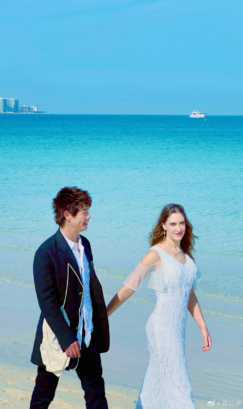 黃品源（左）老婆艾琳感謝大家的祝福。（翻攝自微博）