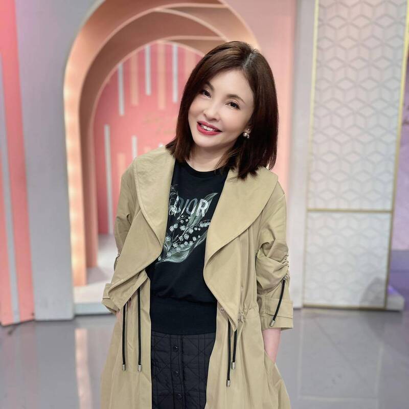 她常在時尚節目分享美妝精品新資訊。（翻攝自何如芸臉書）