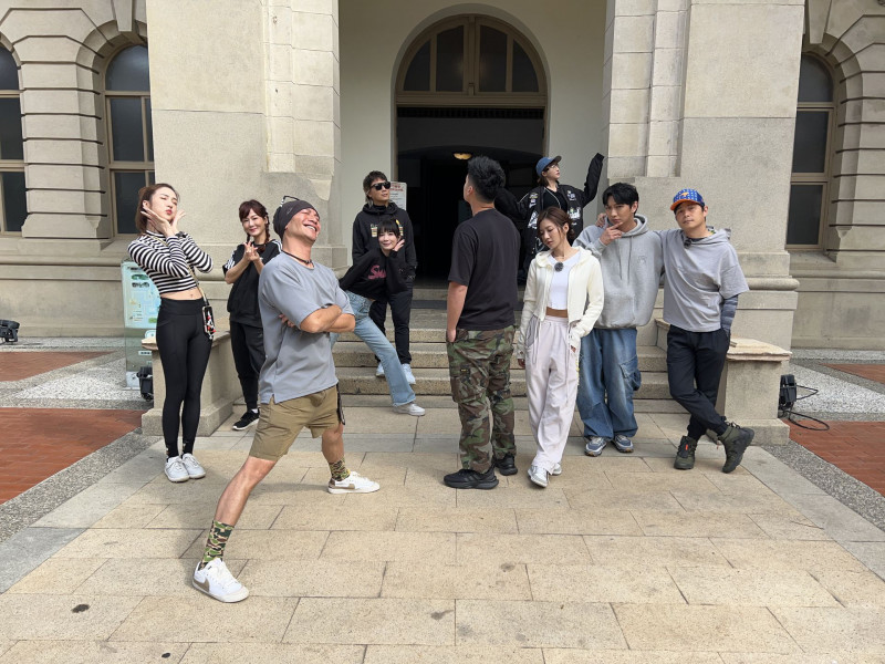 左起為潘映竹、邱琦雯、高山峰、王仁甫、王嫚萱、許孟哲、蔡黃汝、峮峮、許明杰和孫協志。（中視提供）