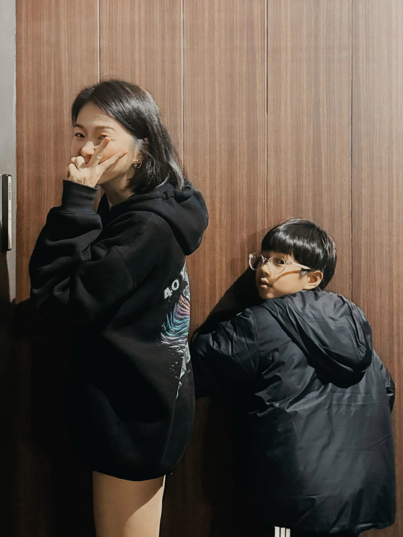 六月（左）帶著兒子Star參加飯局，一到才知道是為她準備的生日驚喜。（我是凱文工作室提供）