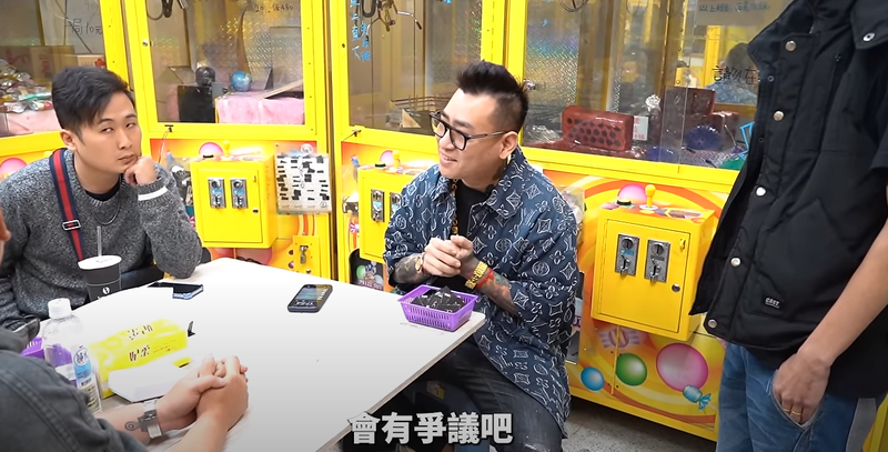 店長（左）後續提供了監視器畫面，直指是遭設局。（翻攝自蹦闆YT）