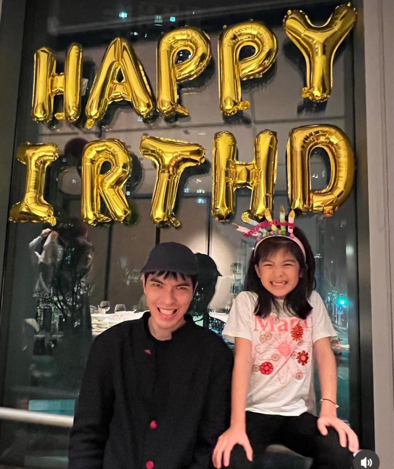 蕭敬騰（左）很疼愛波妞，兩人開心做鬼臉。（翻攝IG）