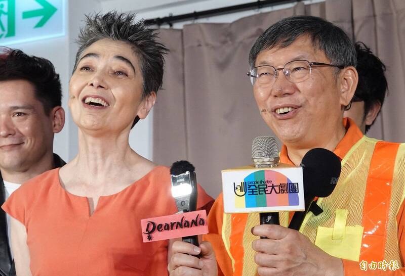 賴佩霞（左）、柯文哲首次合作音樂劇。（記者潘少棠攝）
