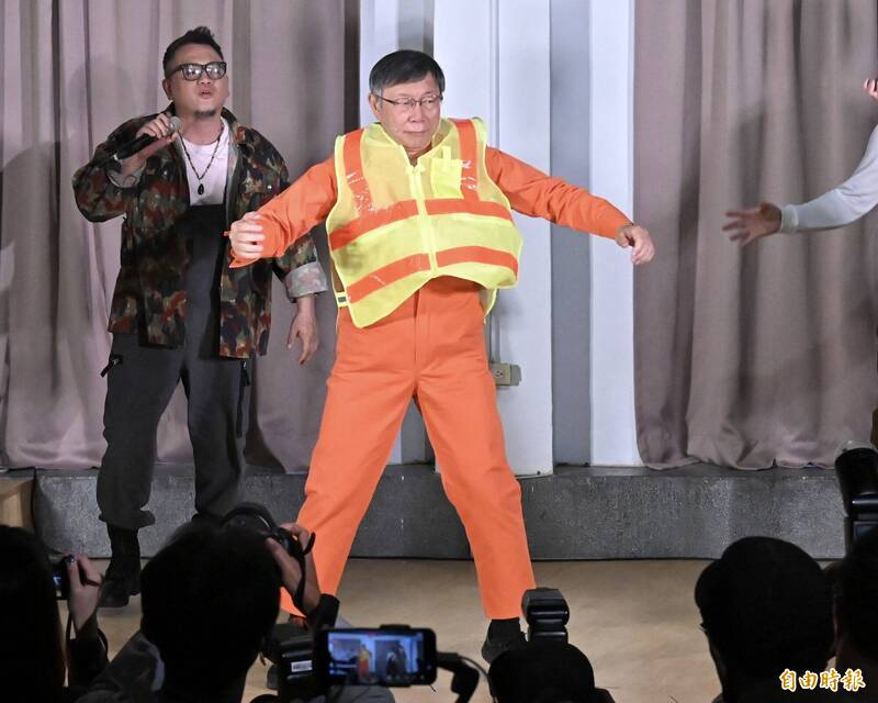 柯文哲（橘衣）參與音樂劇《倒垃圾》演出，也將酬勞捐給公益團體。（記者塗建榮攝）