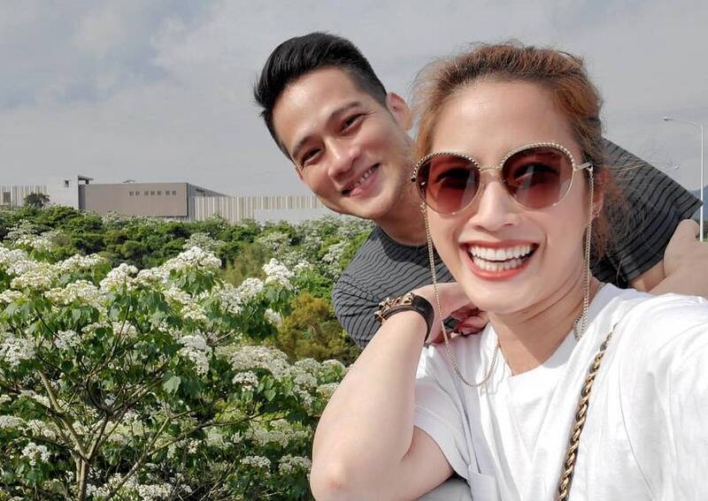 蔡沐妍（右）與醫師老公結婚8年。（翻攝自臉書）