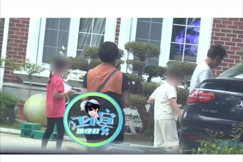 中國狗仔江小宴爆料胡夏已經有孩子了。（翻攝自微博）