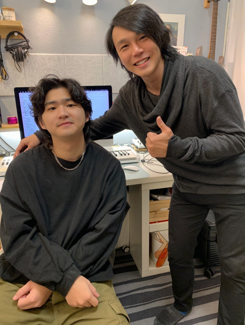 陳凡騏（左）重返歌壇，為了新專輯拜師音樂人黃丞。（大海娛樂提供）