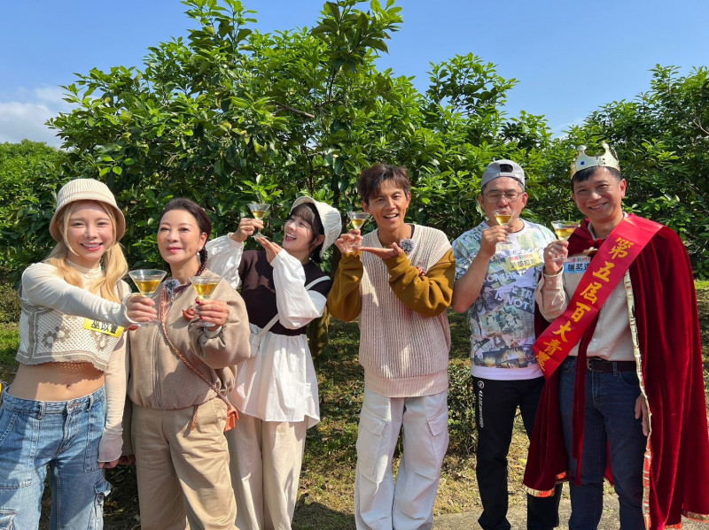 巫苡萱（左起）、楊繡惠、籃籃、阿翔、洪都拉斯主持民視、八大《綜藝新時代》職人好厲害。（民視提供）（記者林欣穎攝）