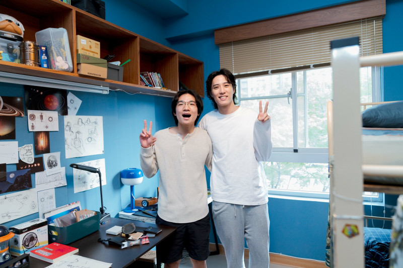 余晉（右）、胡智強在《省省吧！我家富貴發》飾演劉家兄弟。（瀚草文創提供）