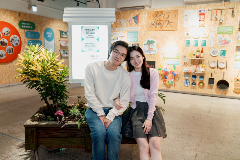 胡智強（左）、盧以恩重回《省省吧！我家富貴發》約會地。（瀚草文創提供）