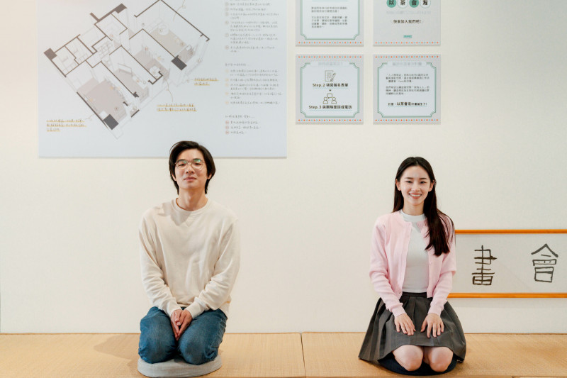 胡智強（左）、盧以恩重回《省省吧！我家富貴發》約會地。（瀚草文創提供）