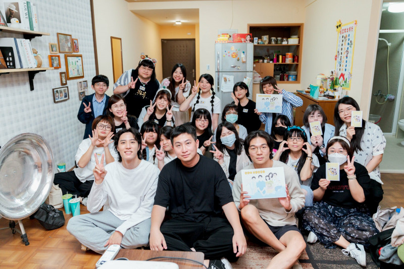 余晉（前排左起）、製作人張辰漁、胡智強出席《省省吧！我家富貴發》睡衣趴。（瀚草文創提供）