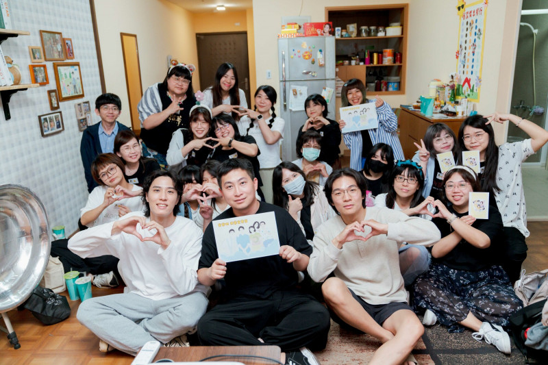 余晉（前排左起）、製作人張辰漁、胡智強出席《省省吧！我家富貴發》睡衣趴。（瀚草文創提供）