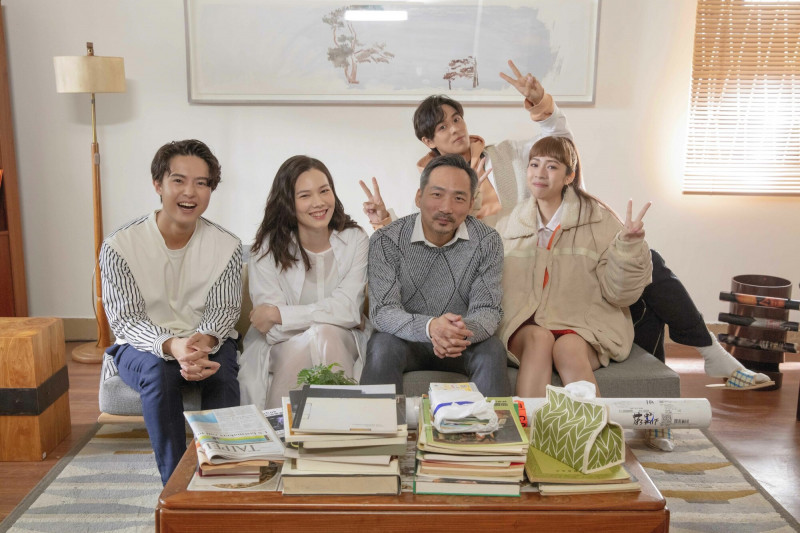 告五人能邀得石頭（左三）和紀培慧（左二）演出MV都很開心。（相信音樂提供）