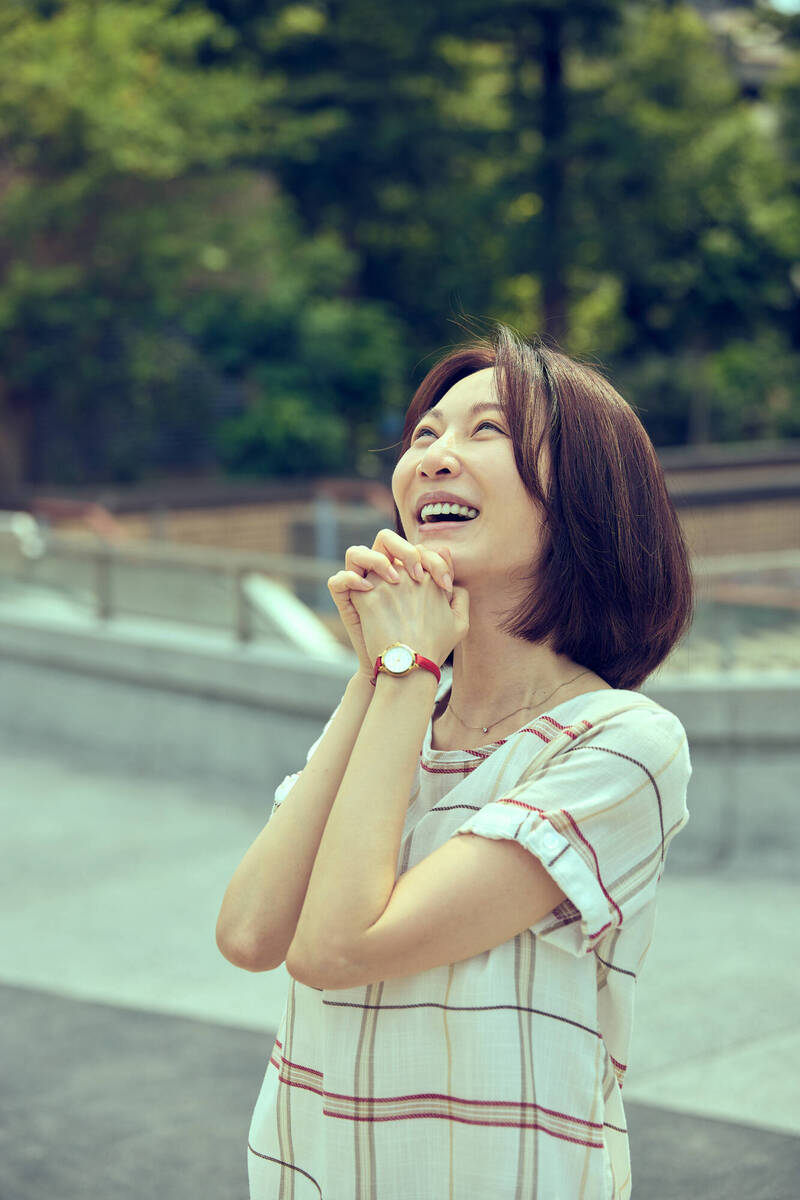曾莞婷戲裡素顏上陣，飾演為家庭付出的三寶媽。（瀚草文創提供）