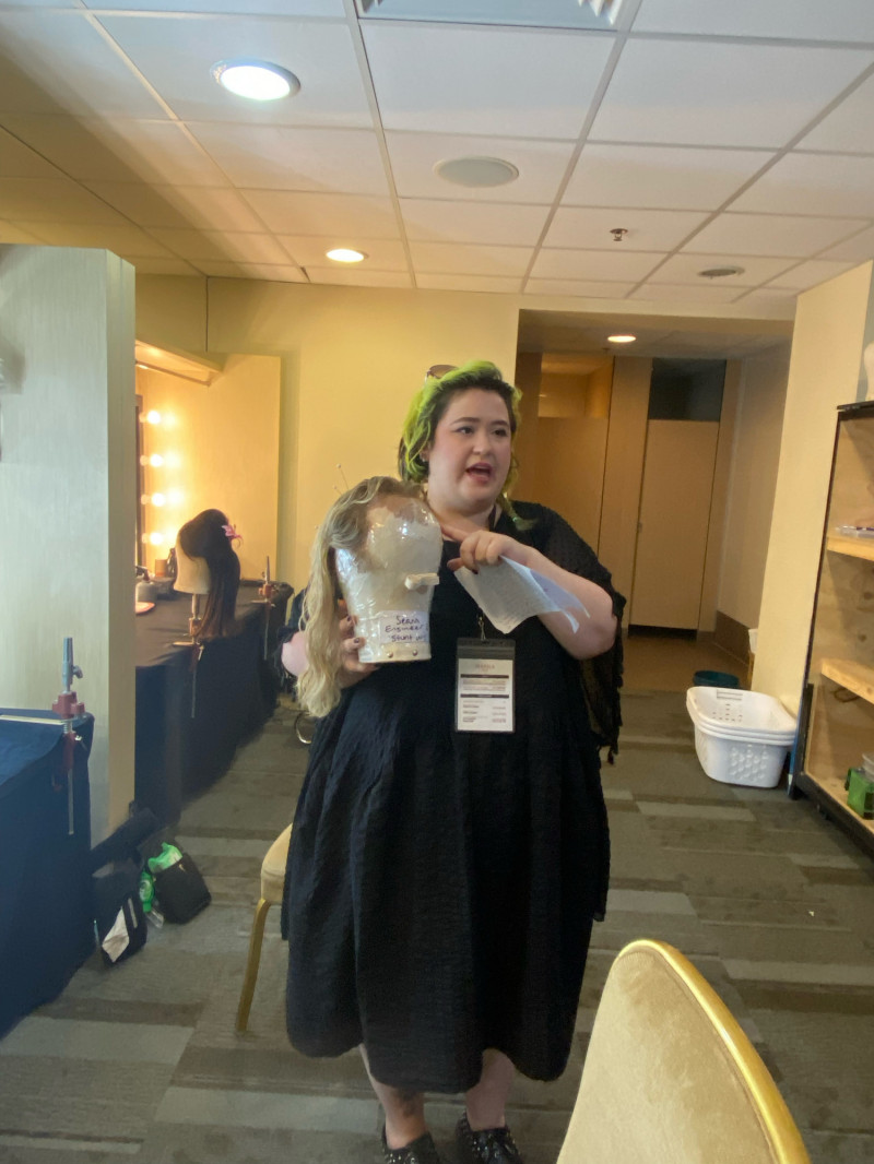 《西貢小姐》妝髮組長安娜貝爾介紹假髮管理。（記者陳慧玲攝）