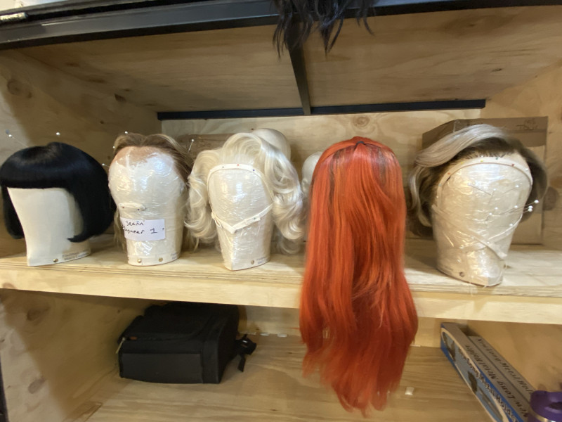 《西貢小姐》劇中出現的假髮。（記者陳慧玲攝）