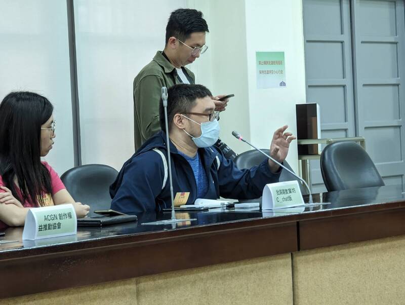 蔡易餘也謝謝「批踢踢實業坊C_Chat板主」、「臺北市動漫企劃人員職業工會」、「ACGN創作權益推動協會」、「台灣ACG研究學會」這段時間持續與委員辦公室、衛福部長時間交換意見溝通協商。（翻攝自蔡易餘臉書）