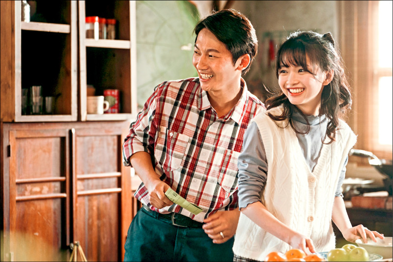 蔡昌憲（左）和喬湲媛二度合作CP，在《鹽水大飯店》演出展現極佳默契。（公視台語台提供）