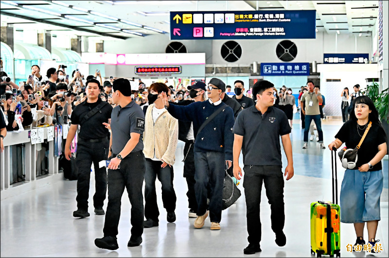 韓團大軍壓境高雄 千人尖叫接機