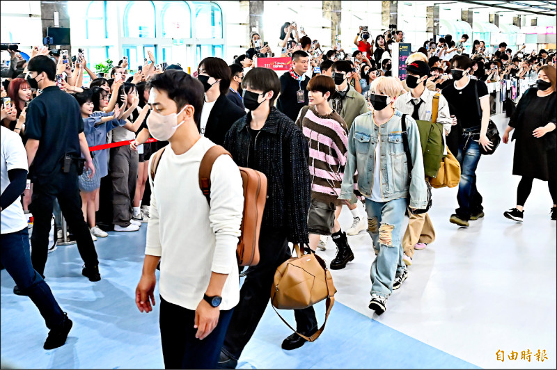 &TEAM成員王奕翔（右二）出道1年多，首次回到家鄉台灣演出。（記者李惠洲攝）