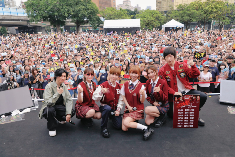 阿信（右一）開金口將《蚵仔麵線》改成《大腸麵線》。（相映音樂提供）