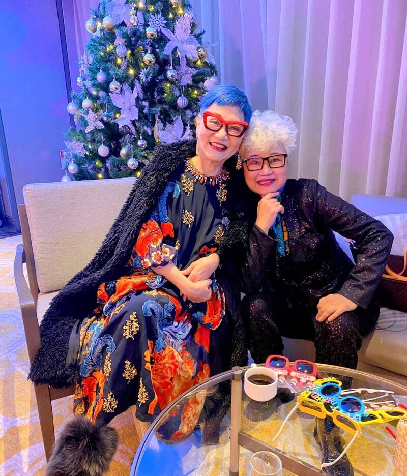 高愛倫（右）曬出張小燕近照。（翻攝自臉書）