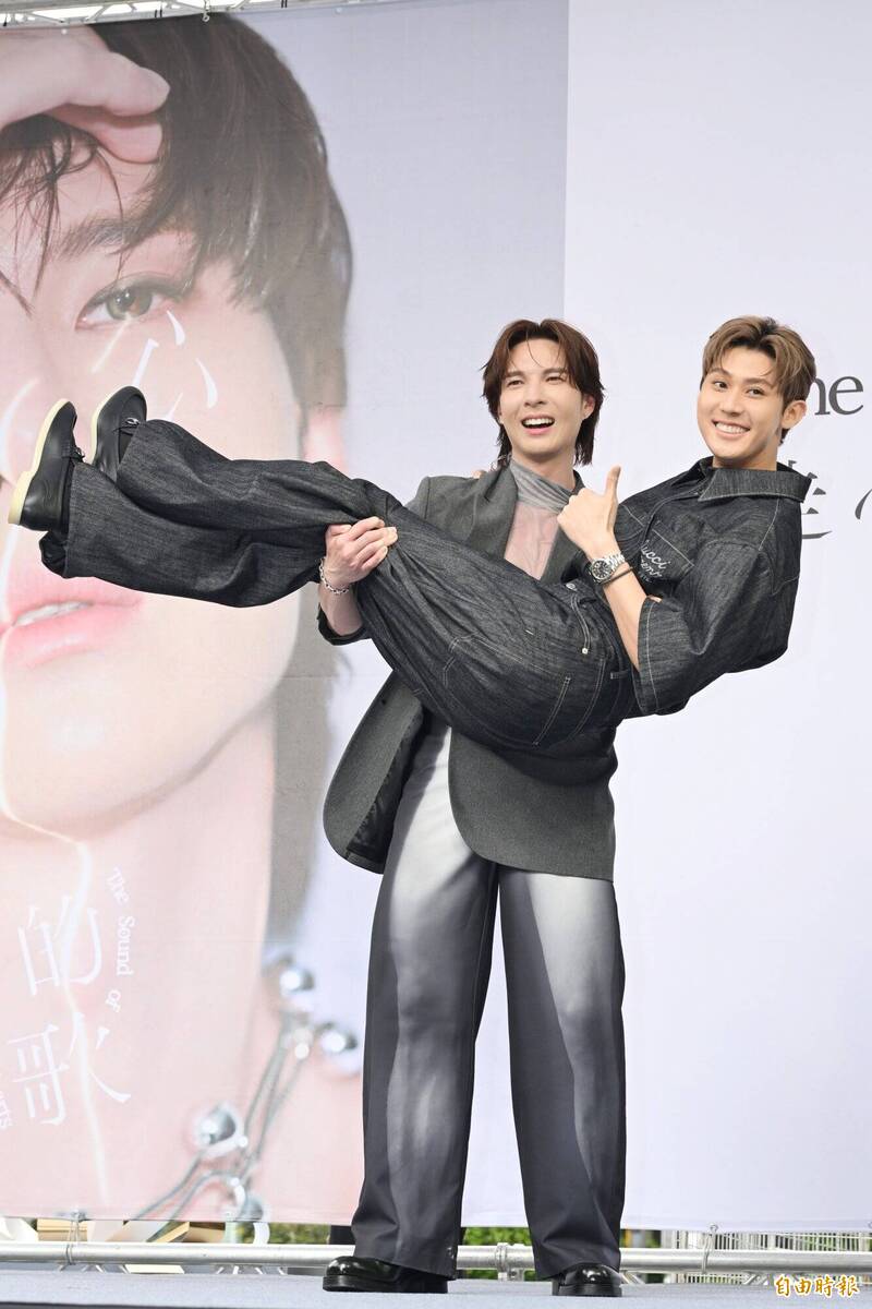 陳勢安新專輯《走心的歌》台北簽唱會上，「公主抱」李玉璽。（記者陳逸寬攝）