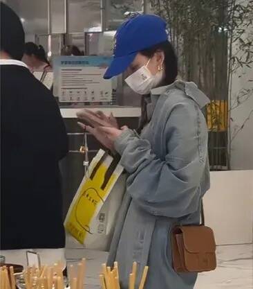 人間蒸發8個月的宋祖兒出門逛街被網友遇上。（翻攝自微博）