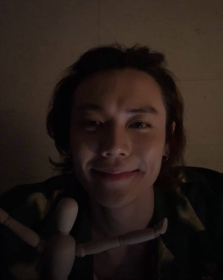 林彥俊開直播與粉絲聊天時被發現頭髮變長，臉頰明顯憔悴，看起來老了10歲。（翻攝自IG）