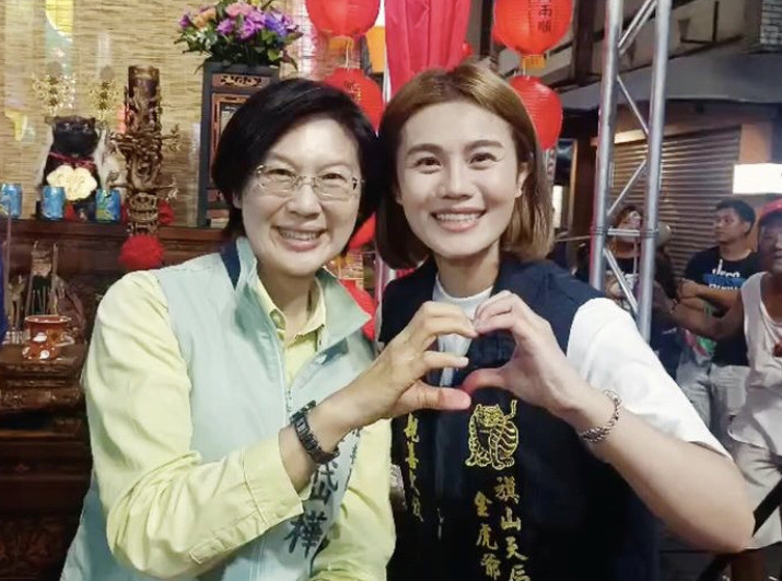 朱海君（右）近日擔任旗山天后宮遶境親善大使，左為立委林岱樺。（翻攝自IG）