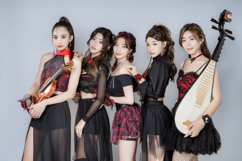 詞曲樂器設計唱跳，「Uniques 」通通自己來，（左起）Tina、樂熙、可菈、淇淇、黎黎。（Uniques女團提供）