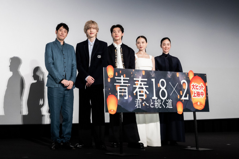 導演藤井道人（左起）、道枝駿佑、許光漢、清原果耶、黑木華合體亮相。（翻滾吧男孩電影提供）