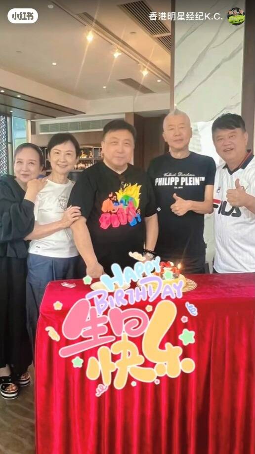 陳百祥（右）找一群好友替王晶（中）慶生，丁德君（左二）亦出席。（翻攝自小紅書）